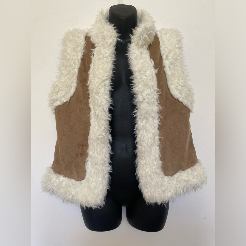 Old Navy Women's Fur trim vest size Medium - Picture 7 of 8